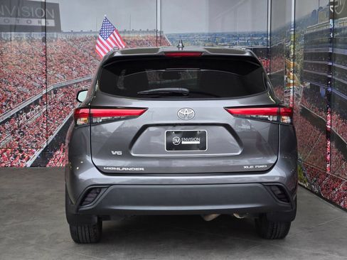 Used 2022 Toyota Highlander XLE AWD/4WD image 6