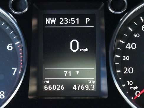 Used 2013 Volkswagen CC Lux FWD image 31