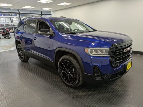 Used 2023 GMC Acadia SLE w/ Driver Convenience Package image 3