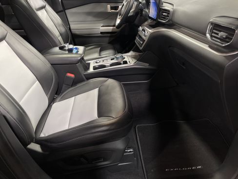 Used 2022 Ford Explorer XLT w/ Equipment Group 202A image 16