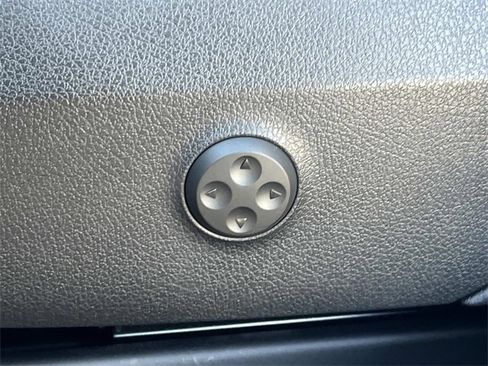 Used 2025 Mercedes-Benz GLC 300 4MATIC image 34