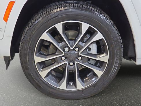 Used 2025 Jeep Grand Cherokee Overland w/ Trailer Tow Package AWD/4WD image 32