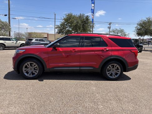 Used 2021 Ford Explorer XLT w/ Equipment Group 202A image 2