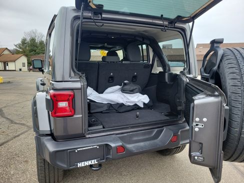 Used 2025 Jeep Wrangler Unlimited Sahara image 19