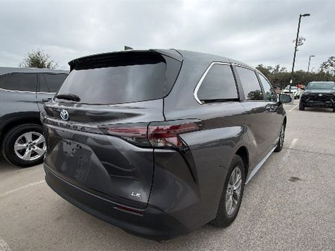 Used 2025 Toyota Sienna LE image 6
