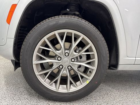 Used 2025 Jeep Grand Cherokee Summit image 11