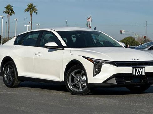 New 2025 Kia K4 LXS image 2