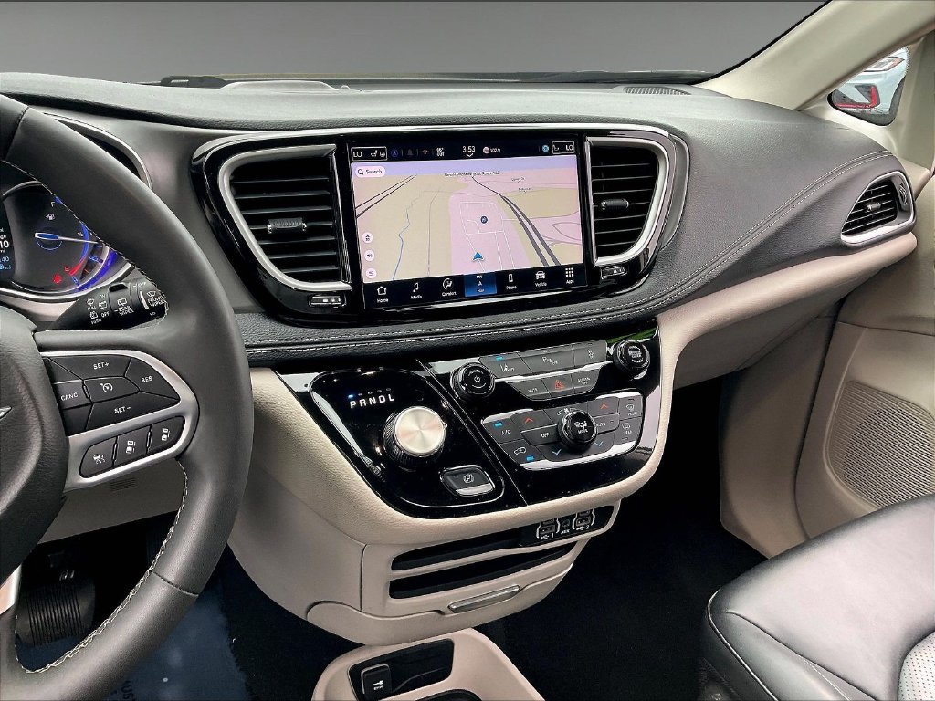 Used 2024 Chrysler Pacifica Limited FWD image 18