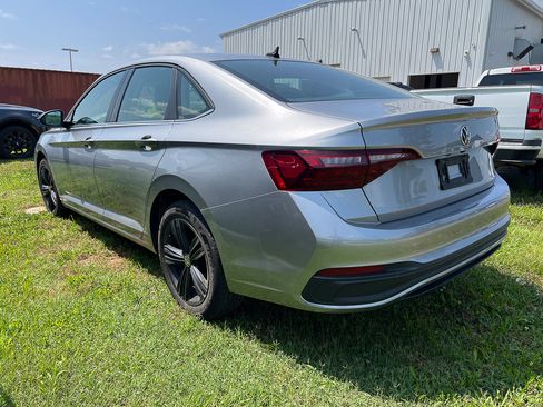 Used 2022 Volkswagen Jetta SE FWD image 2