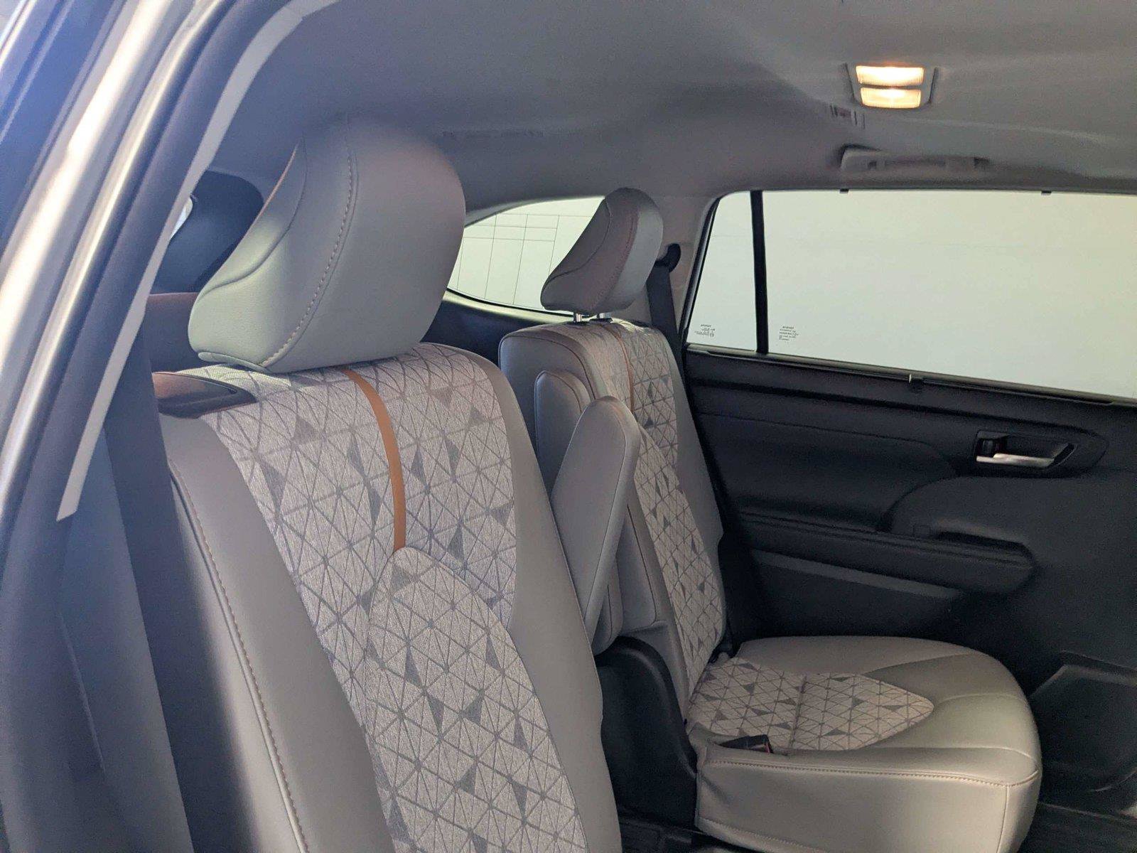Used 2023 Toyota Highlander Bronze Edition FWD image 31