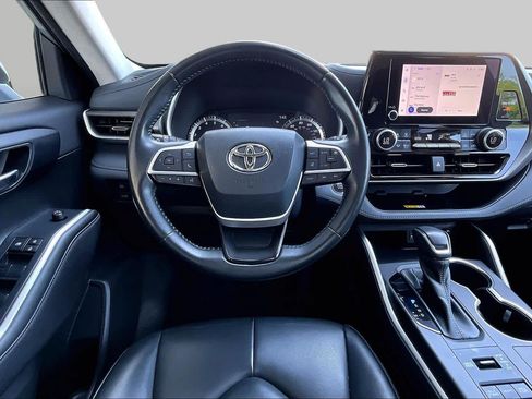 Used 2023 Toyota Highlander XLE AWD/4WD image 6