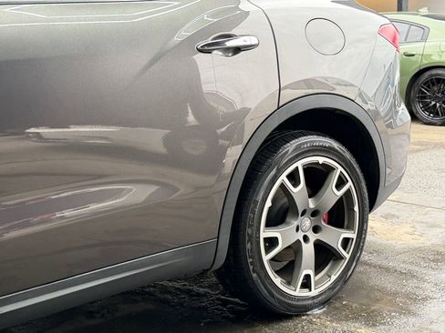 Used 2018 Maserati Levante image 19