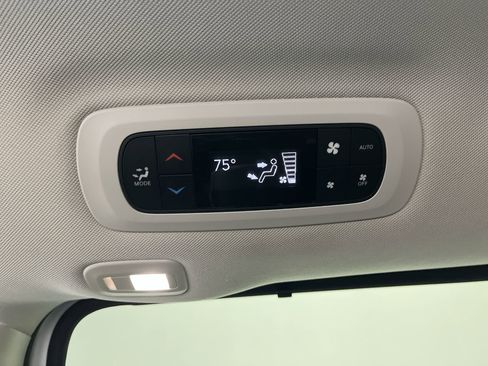 Used 2022 Chrysler Pacifica Limited w/ Uconnect Theater Family Group image 15