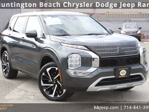 Used 2024 Mitsubishi Outlander SE image 1