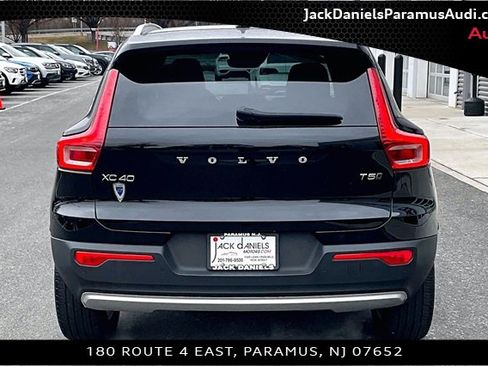 Used 2022 Volvo XC40 T5 Momentum image 4