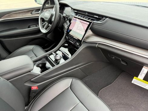 New 2025 Jeep Grand Cherokee Limited image 3