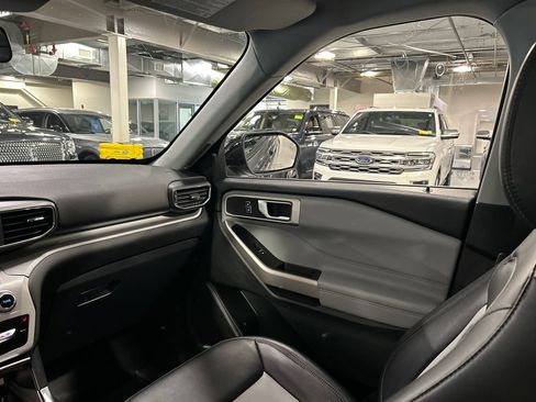 Used 2022 Ford Explorer XLT w/ Equipment Group 202A AWD/4WD image 27