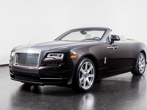 Used 2017 Rolls-Royce Dawn image 21