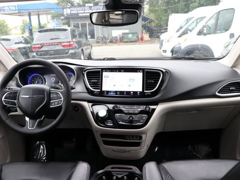 Used 2024 Chrysler Pacifica Touring-L FWD image 18