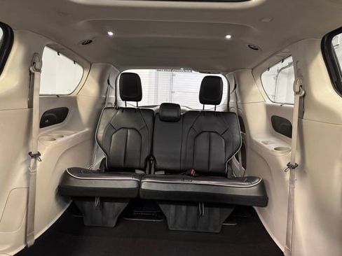 Used 2023 Chrysler Pacifica Limited FWD image 30