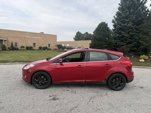 Used 2012 Ford Focus SEL FWD image 2