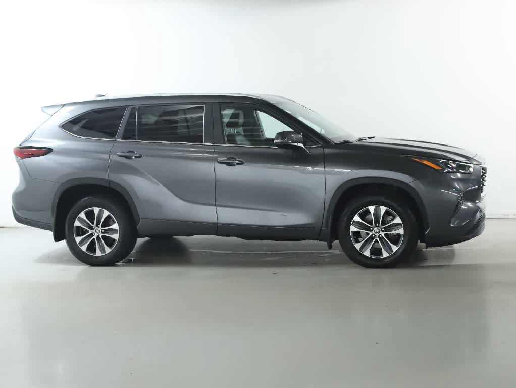 Used 2024 Toyota Highlander XLE AWD/4WD image 11
