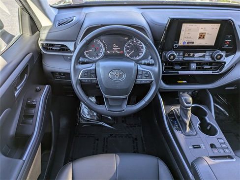 Used 2024 Toyota Highlander XLE image 17