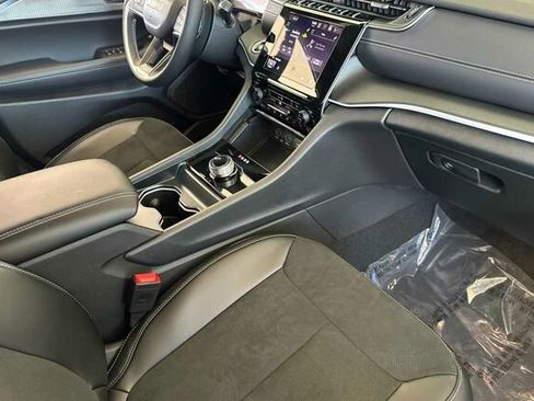 New 2025 Jeep Grand Cherokee L Laredo image 14