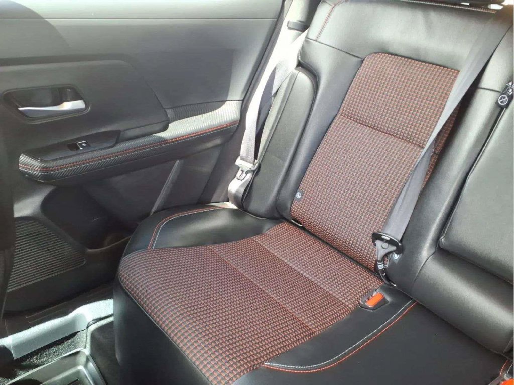 Used 2025 Nissan Kicks SR AWD/4WD image 15