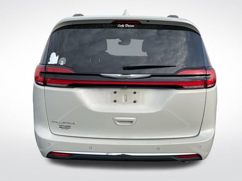 Used 2021 Chrysler Pacifica Touring image 4