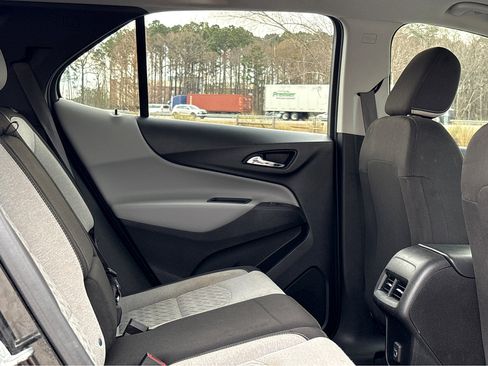 Used 2022 Chevrolet Equinox LS w/ LS Convenience Package image 9