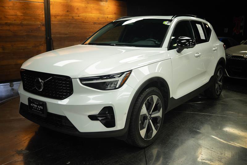 Used 2023 Volvo XC40 B4 Ultimate FWD image 2