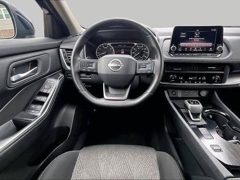 Certified 2025 Nissan Rogue SV FWD image 6
