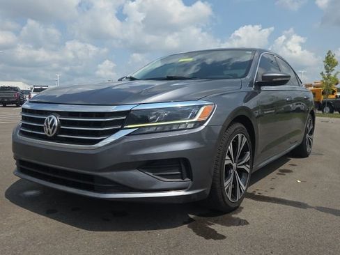 Used 2022 Volkswagen Passat 2.0T SE FWD image 2