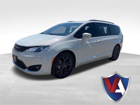 Used 2019 Chrysler Pacifica Touring Plus w/ S Appearance Package FWD image 1