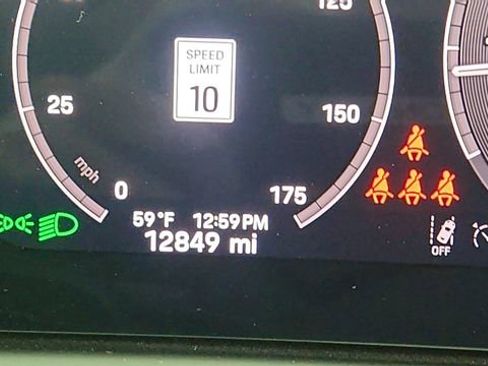 Used 2025 Porsche Cayenne w/ Premium Package image 39