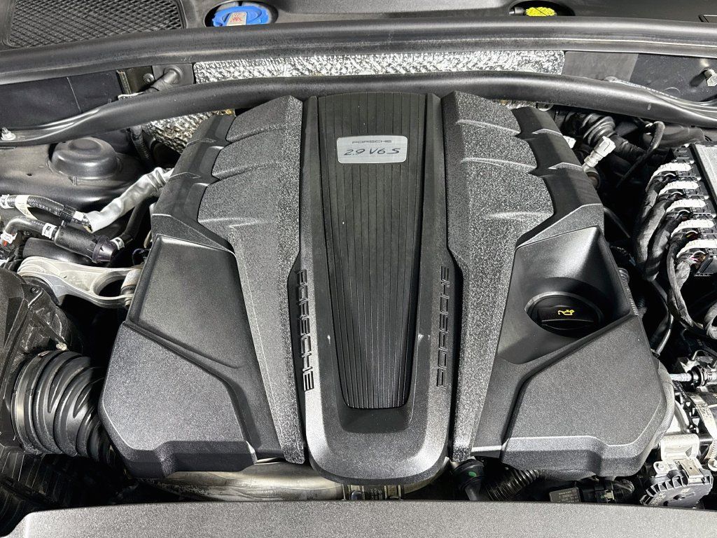 Certified 2023 Porsche Macan S AWD/4WD image 26
