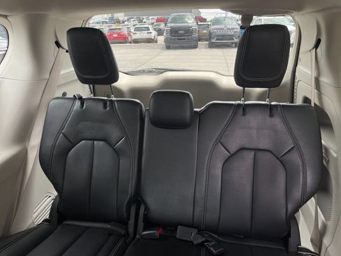 Used 2023 Chrysler Pacifica Touring-L FWD image 17