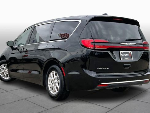 Used 2025 Chrysler Pacifica Select image 12