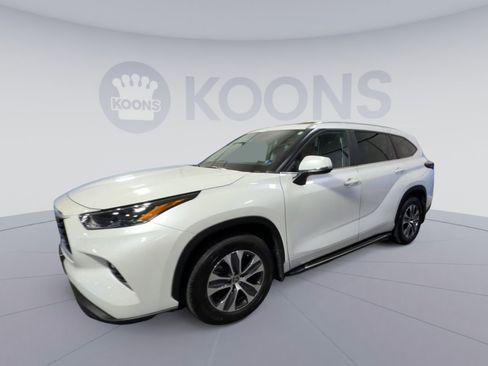 Used 2023 Toyota Highlander XLE image 5