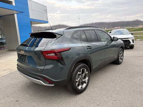 Used 2025 Chevrolet Trax LT w/ LT Convenience Package image 4