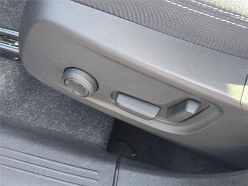 Used 2024 Volvo XC40 B5 Core image 28