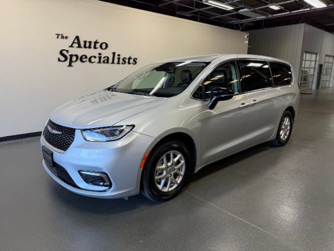Used 2024 Chrysler Pacifica Touring-L FWD image 1