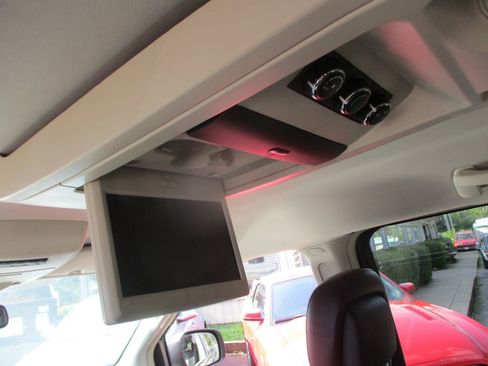 Used 2013 Chrysler Town & Country Touring image 13