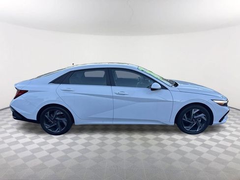 Used 2025 Hyundai Elantra SEL w/ Cargo Package FWD image 4