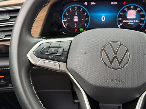 Used 2025 Volkswagen Atlas SE AWD/4WD image 21
