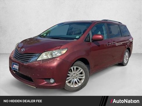 Used 2014 Toyota Sienna XLE FWD image 1