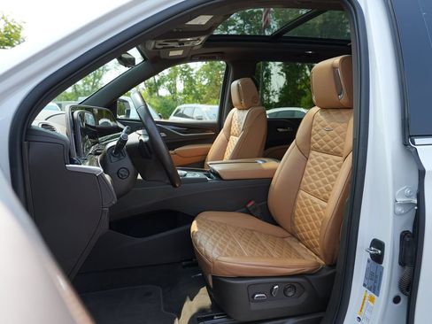 Used 2022 Cadillac Escalade Premium Luxury AWD/4WD image 12