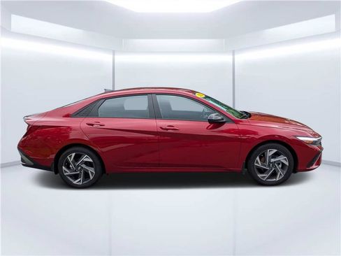 Used 2025 Hyundai Elantra Sport FWD image 3