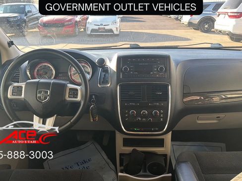 Used 2017 Dodge Grand Caravan SE w/ UConnect Hands-Free Group image 9